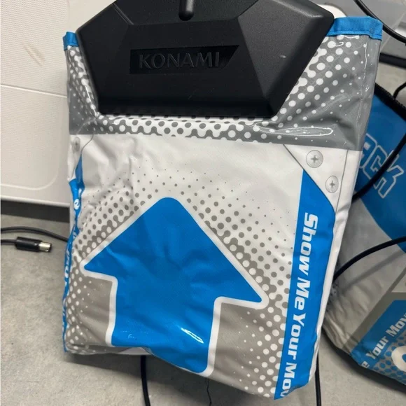 Nintendo Wii Console Set with White Controllers and Games - Picture 6 of 6